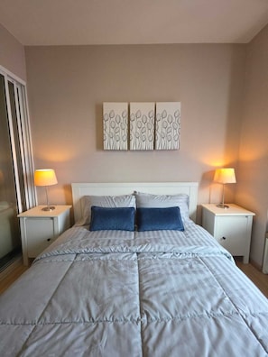 Tabla de planchar con plancha, wifi y ropa de cama