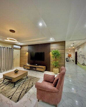 Comfort-Apartment, Balkon, Stadtblick | Wohnbereich