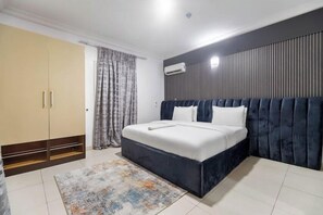 Apartamento conforto, sacada, vista para a cidade | Cofres nos quartos, escrivaninha, espaço de trabalho para notebook