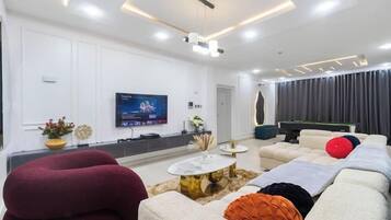 Comfort Apartment, Balcony, City View | Living area