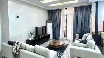 Apartamento Confort, balcón, vistas a la ciudad | Zona de estar