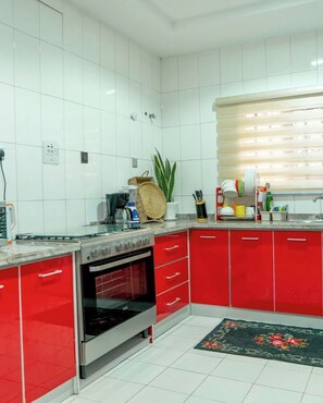 Apartamento conforto, sacada, vista para a cidade | Cozinha privada | Geladeira, micro-ondas, fogão, cooktop
