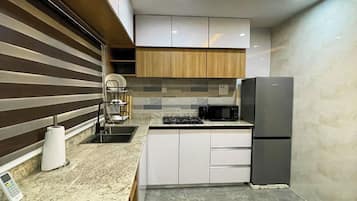Apartament Comfort, balcó, vistes a la ciutat | Cuina privada | Frigorífic, microones, forn i placa de cuina