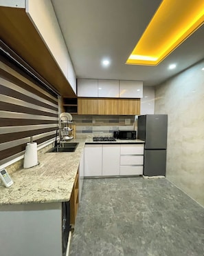 Apartament Comfort, balcó, vistes a la ciutat | Cuina privada | Frigorífic, microones, forn i placa de cuina