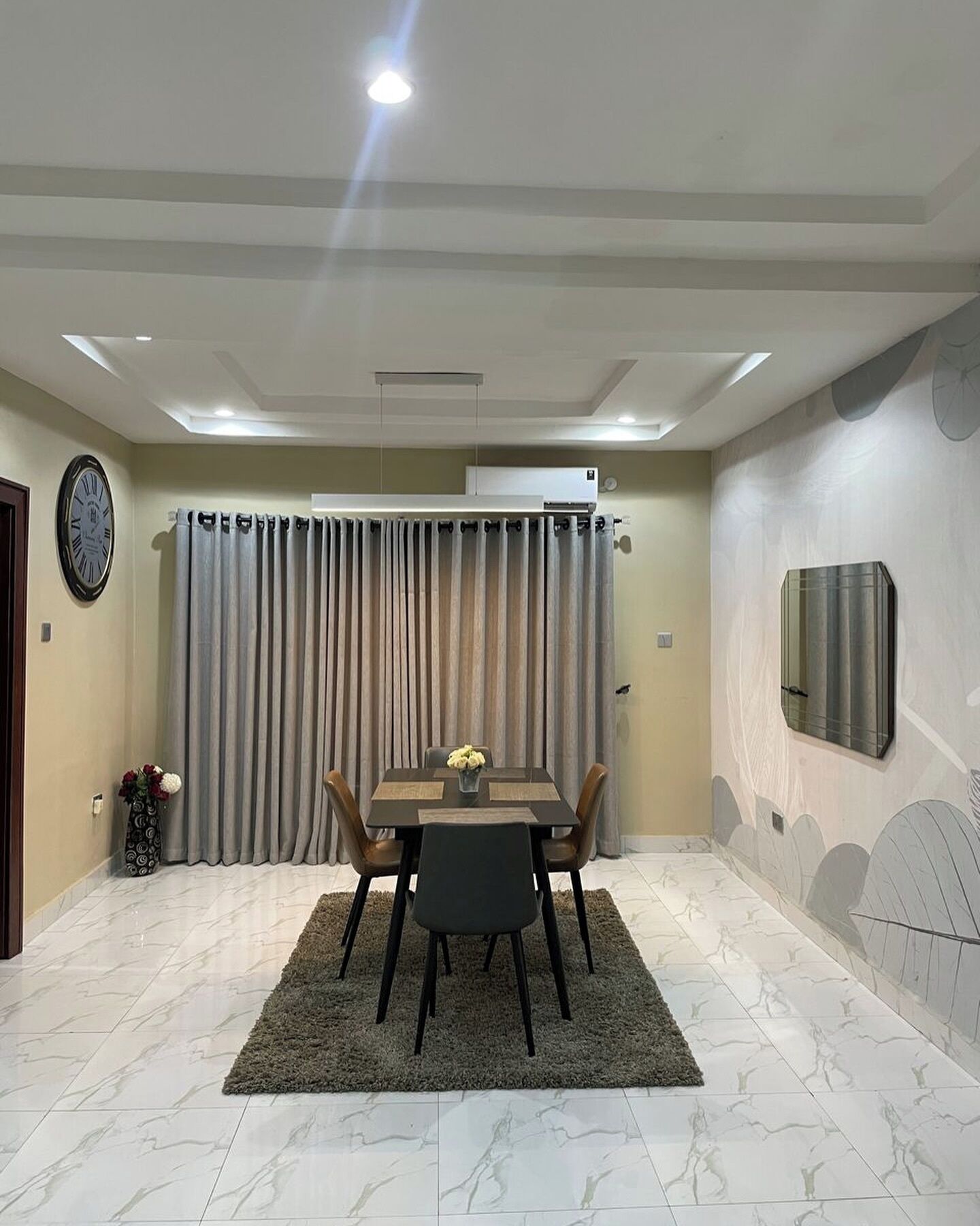 Comfort-huoneisto, parveke, kaupunkinäköala | Ruokasali