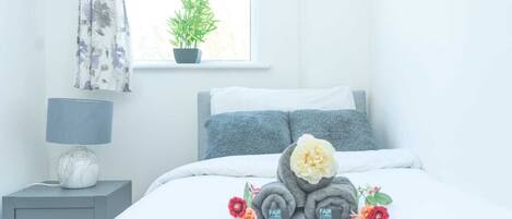 1 slaapkamer, een strijkplank/strijkijzer, internet, beddengoed