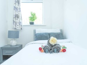 1 bedroom, iron/ironing board, internet, bed sheets