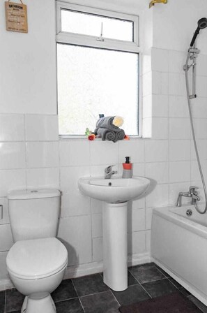 Doccia, asciugacapelli, asciugamani, sapone