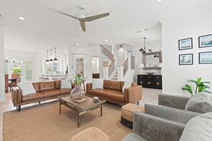 تلفزيون ذكي، مدفأة، كُتُب، مكتب