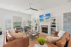 تلفزيون ذكي، مدفأة، كُتُب، مكتب