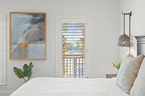 مكتب ومكواة/لوح كي وسرير سفر وواي فاي مجانًا