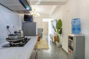 Private kitchen - Tranquil 2-bedroom apartment with AC in Nairobi (Nairobi)