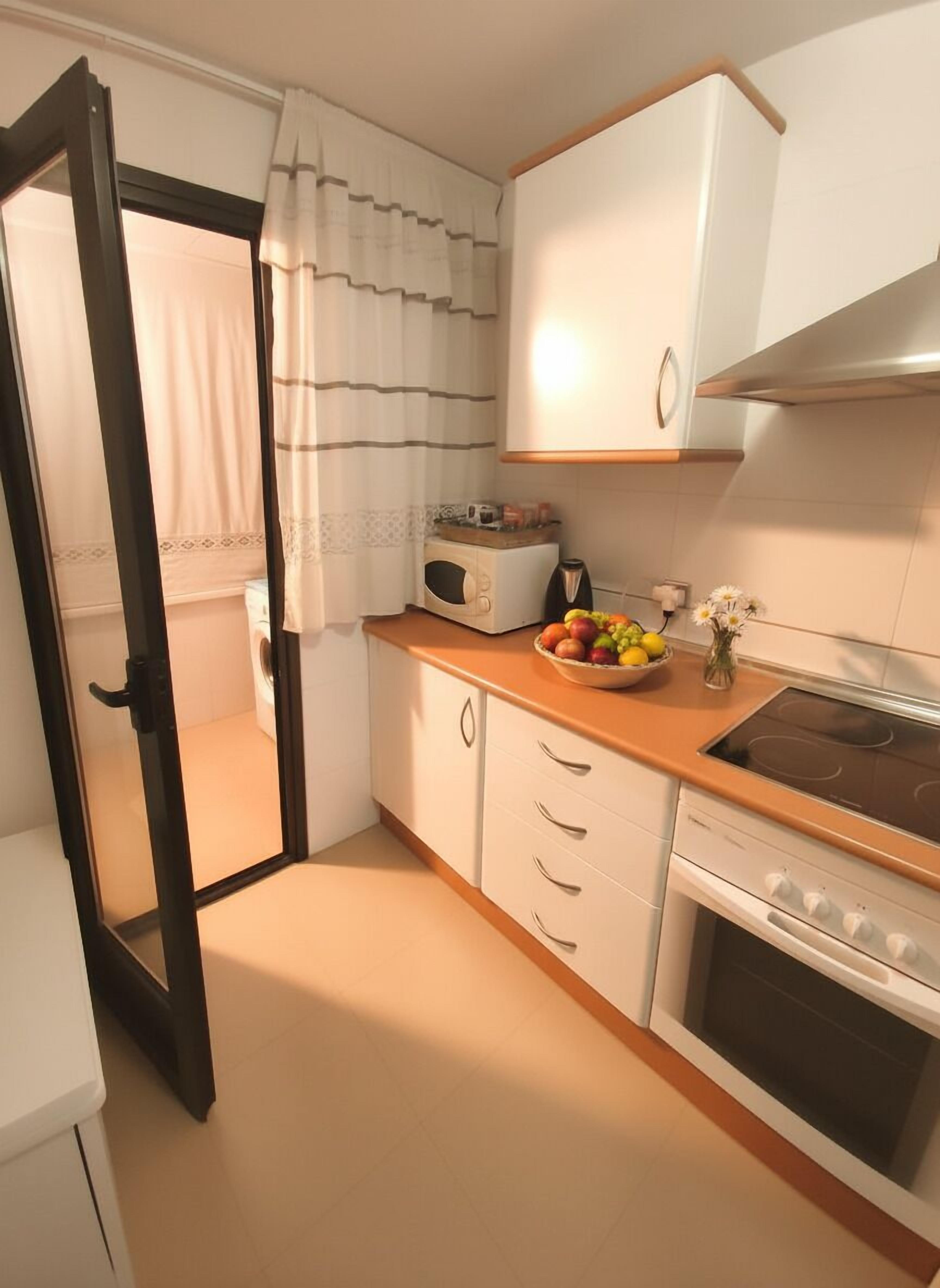 Frigorífico y placa de cocina