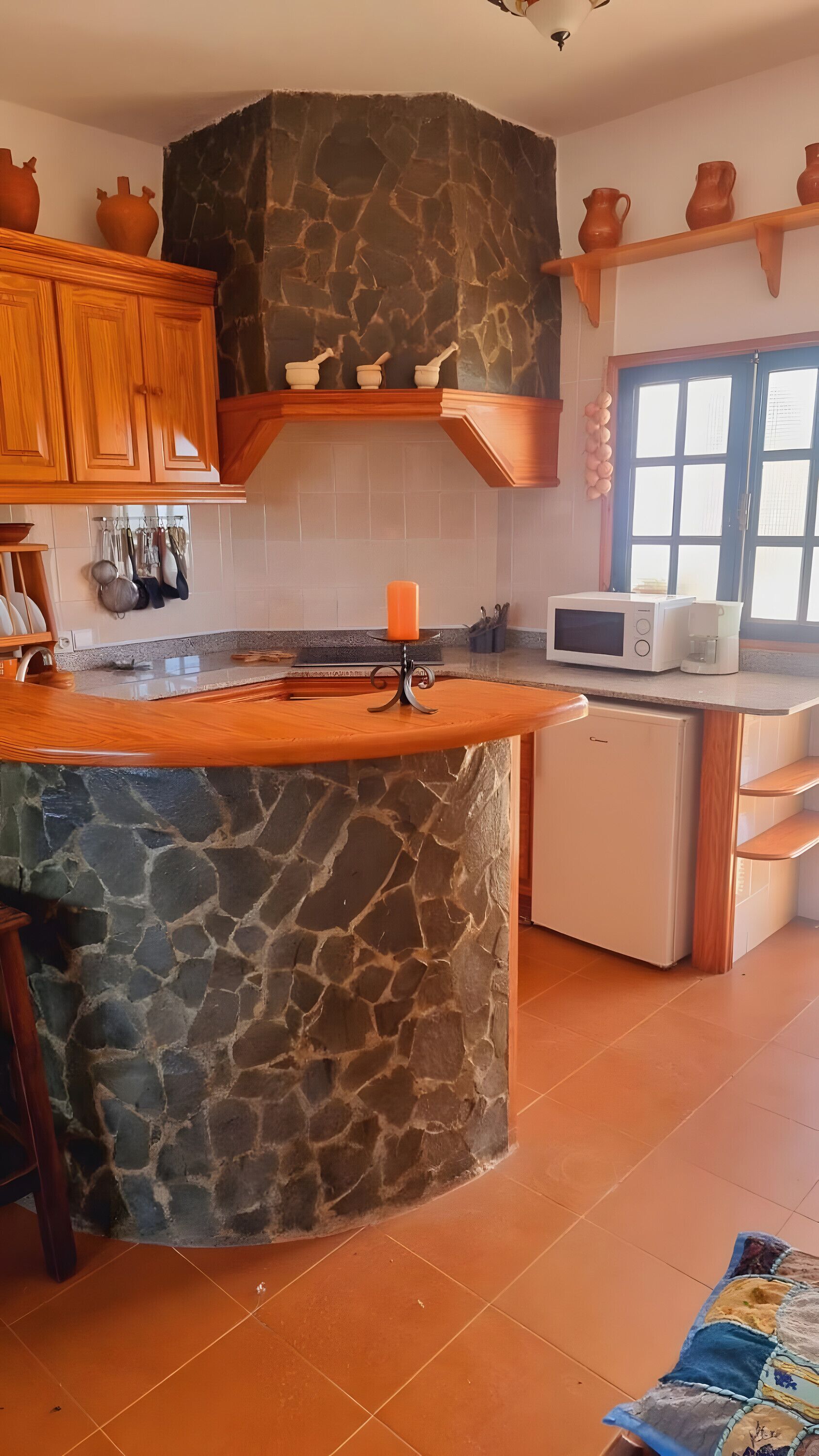 Refrigerador, microondas, parrilla de estufa y cafetera y tetera 