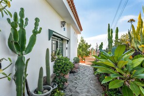 Property grounds - Apartment 'Isabel' with Sea View, Shared Terrace, and Wi-Fi (Tijarafe)