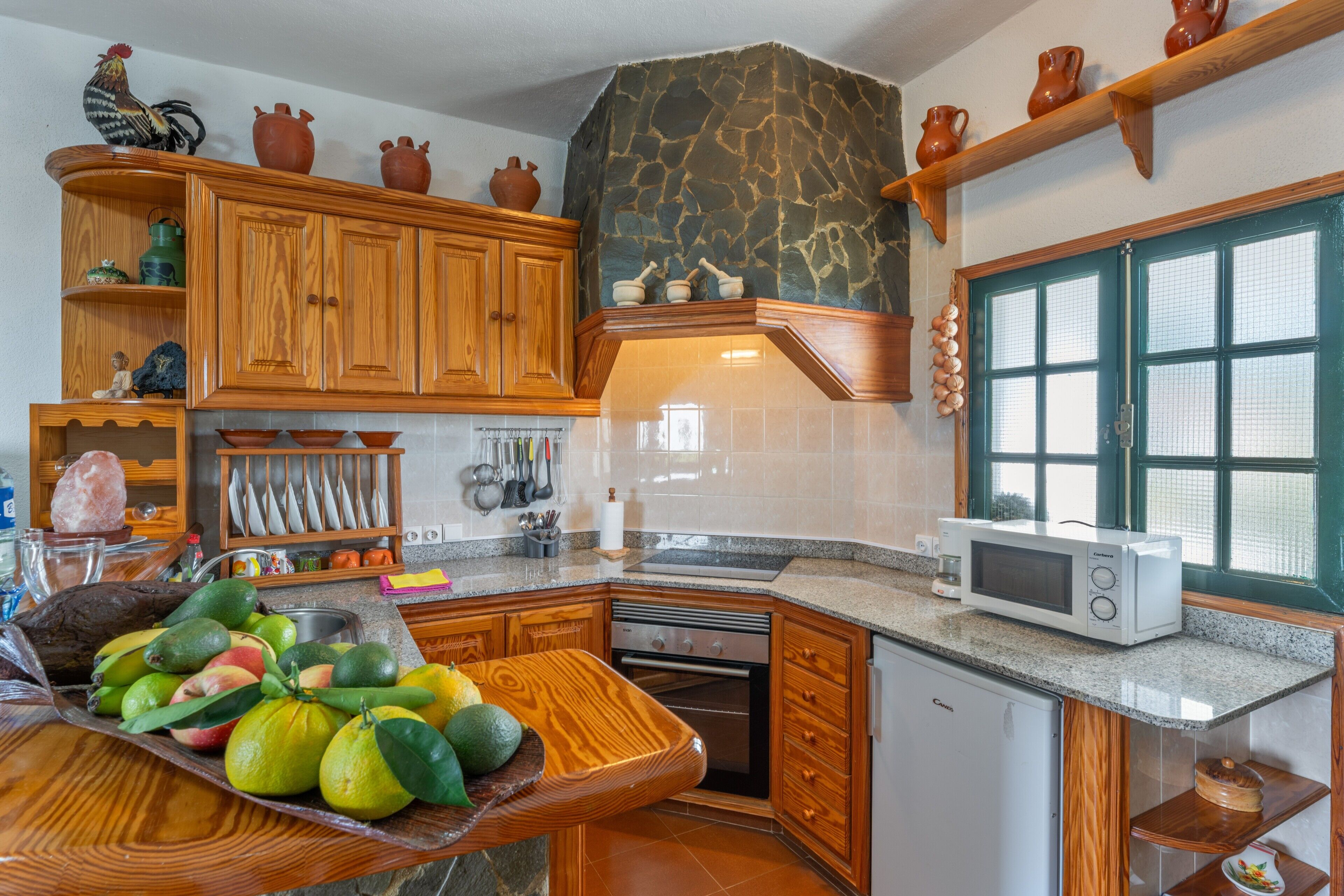 Réfrigérateur, micro-ondes, plaque de cuisson, cafetière/bouilloire