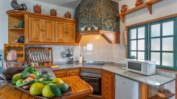 Kylskåp, mikrovågsugn, spishäll och kaffe- och tebryggare