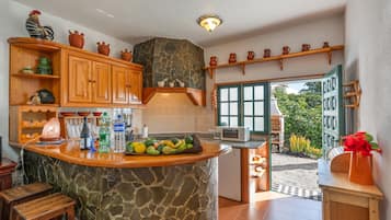 Kühlschrank, Mikrowelle, Herdplatte, Wasserkocher mit Kaffee-/Teezubehör