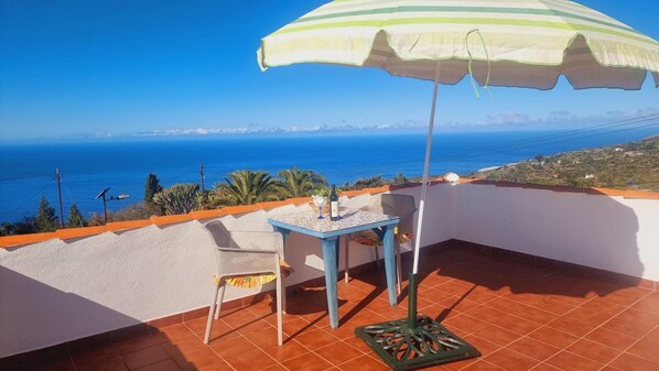 Outdoor dining - Apartment 'Isabel' with Sea View, Shared Terrace, and Wi-Fi (Tijarafe)