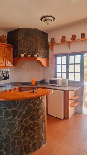 Fridge, microwave, stovetop, coffee/tea maker - Apartment 'Isabel' with Sea View, Shared Terrace, and Wi-Fi (Tijarafe)