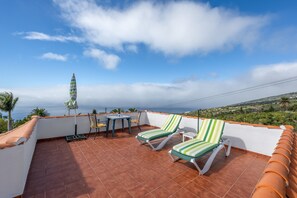 Outdoor dining - Apartment 'Isabel' with Sea View, Shared Terrace, and Wi-Fi (Tijarafe)