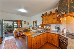 Fridge, microwave, stovetop, coffee/tea maker - Apartment 'Isabel' with Sea View, Shared Terrace, and Wi-Fi (Tijarafe)