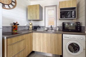 Fridge, microwave, oven, coffee/tea maker