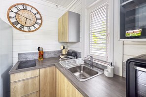 Refrigerador, microondas, horno y cafetera y tetera 