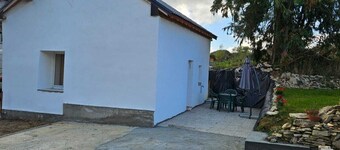 Casă mică liniștită, cochetă la țară în apropiere de zone turistice și de ocean