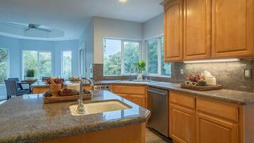 Jääkaappi, uuni, liesi, astianpesukone