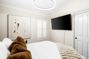 3 bedrooms, iron/ironing board, free WiFi, bed sheets