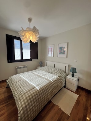 2 bedrooms, iron/ironing board, bed sheets