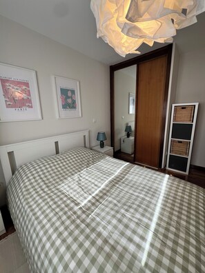 2 chambres, fer et planche à repasser, draps fournis