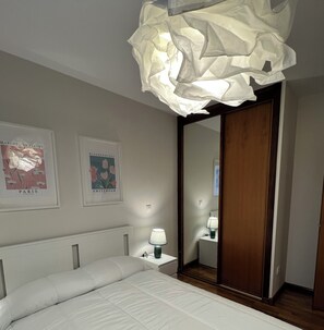 Iron/ironing board, bed sheets