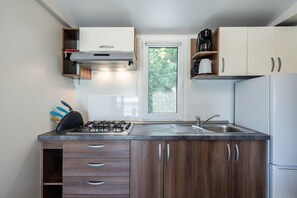 Refrigerador, parrilla de estufa y tetera eléctrica 