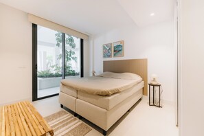 Tabla de planchar con plancha, internet y ropa de cama