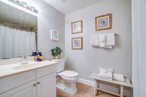 Sèche-cheveux, serviettes fournies, savon, shampoing