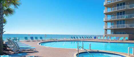 Alberca techada y alberca al aire libre