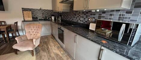 Kühlschrank, Mikrowelle, Ofen, Herdplatte