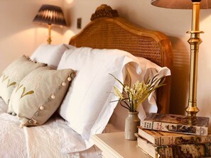 Tabla de planchar con plancha, wifi y ropa de cama 