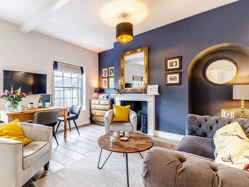 Central Bakewell Duplex Apartment For 4 & Parking