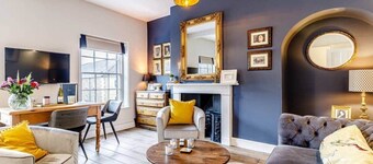 Central Bakewell Duplex Apartment For 4 & Parking