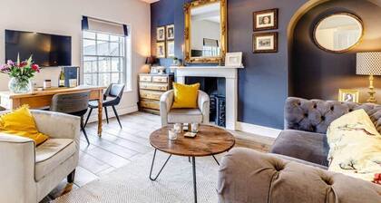 Central Bakewell Duplex Apartment For 4 & Parking