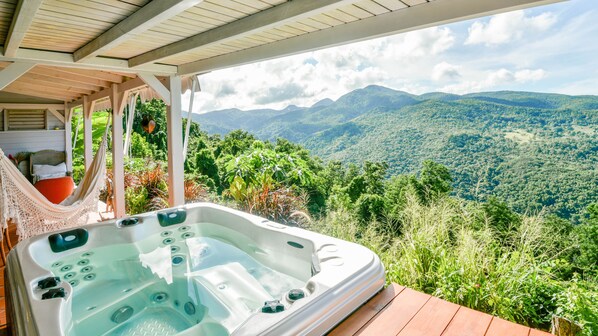 Outdoor spa tub