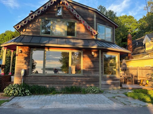 Charming 3-bedroom house on Lake Champlain AC/Heat/Fireplace/Hot Tub/Theatre