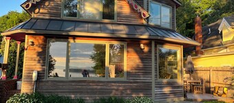 Charming 3-bedroom house on Lake Champlain AC/Heat/Fireplace/Hot Tub/Theatre