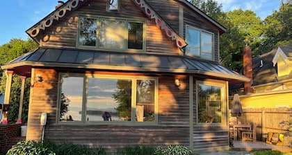 Charming 3-bedroom house on Lake Champlain AC/Heat/Fireplace/Hot Tub/Theatre