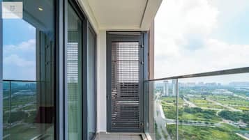 Minibar, cortinas blackout, tabla de planchar con plancha y wifi gratis
