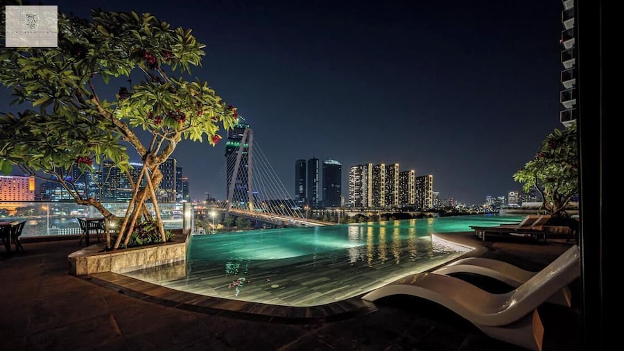 Metropole Sovereign Waterside Retreat
