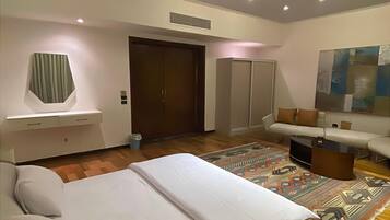 5 bedrooms, iron/ironing board, internet, bed sheets